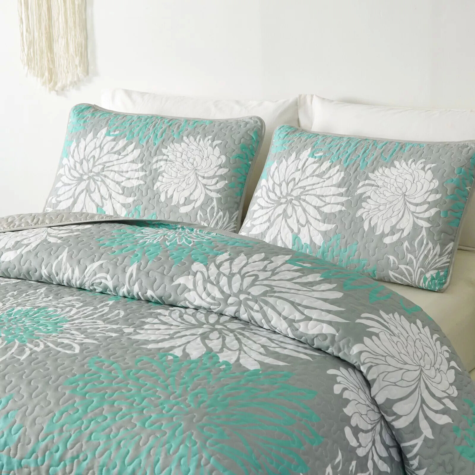 Elegant Quilted Bedspread and Pillowcases Set: Infuse Your Bedroom with Charm - Queen size Price