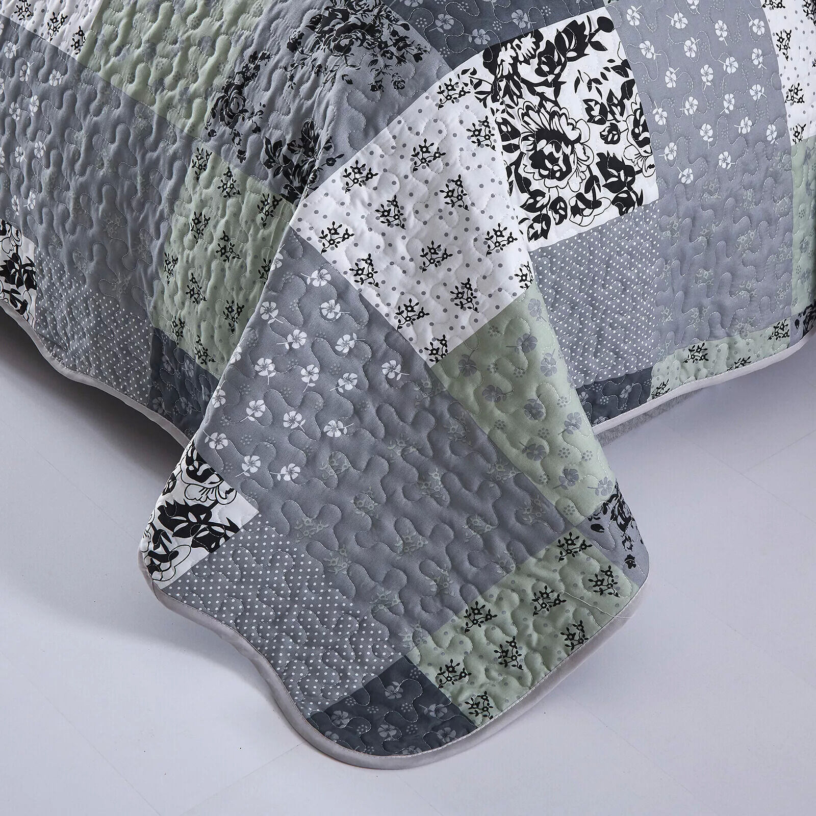 Vivacious Quilted bedspread and pillowcovers set: Full of Life and Energy - Queen size Price