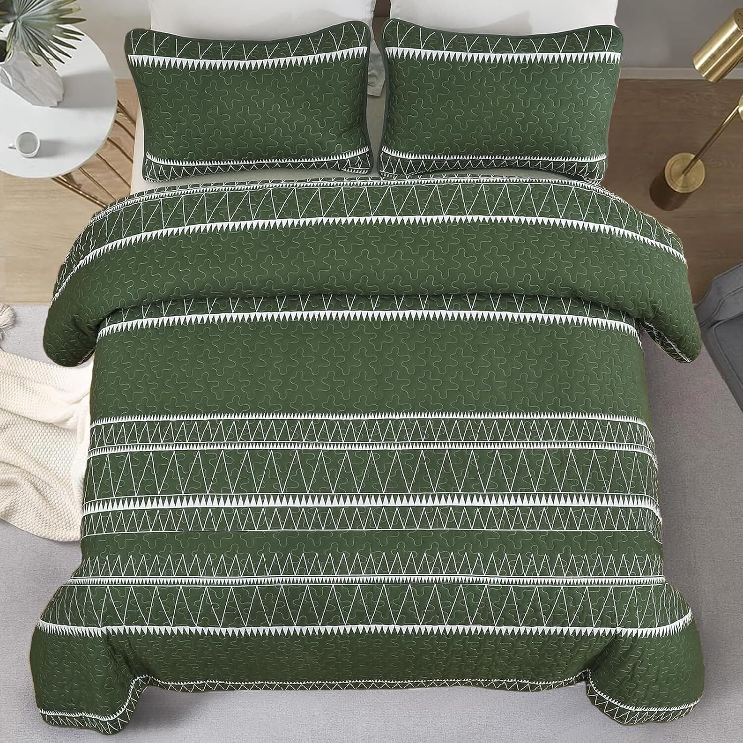 Elegant Quilted Bedspread and Pillowcases Set: Perfect for a Luxe Bedroom Feel - Queen size Price
