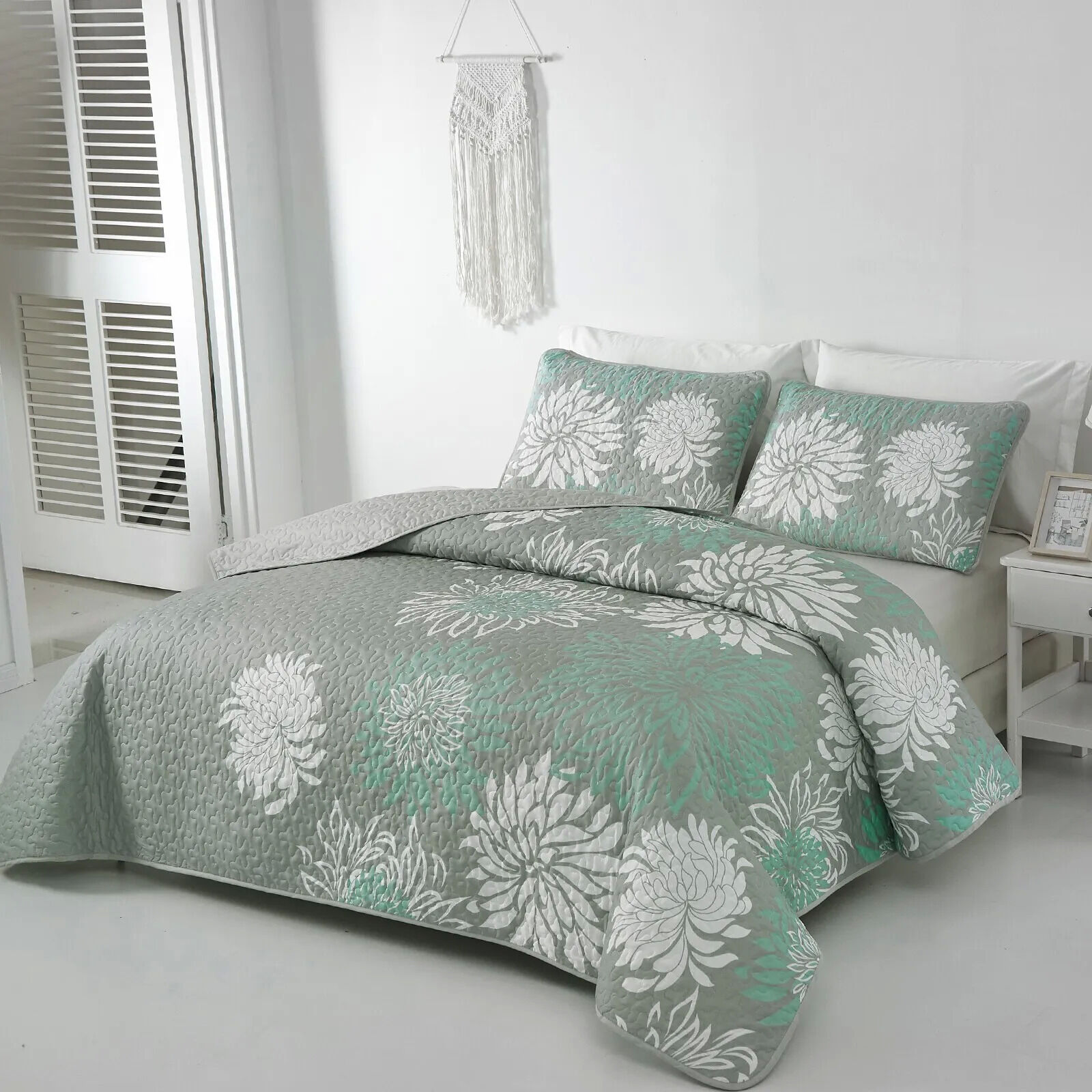 Elegant Quilted Bedspread and Pillowcases Set: Infuse Your Bedroom with Charm - Queen size Price