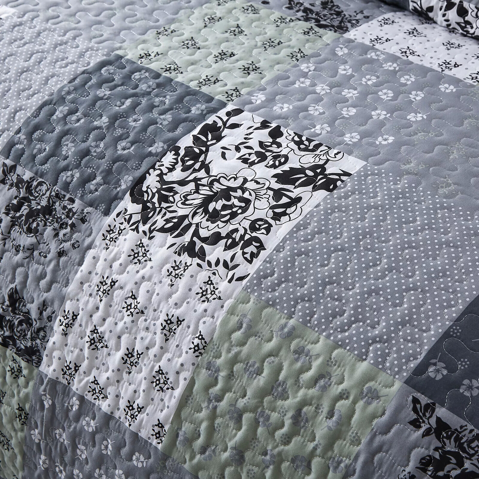 Vivacious Quilted bedspread and pillowcovers set: Full of Life and Energy - Queen size Price