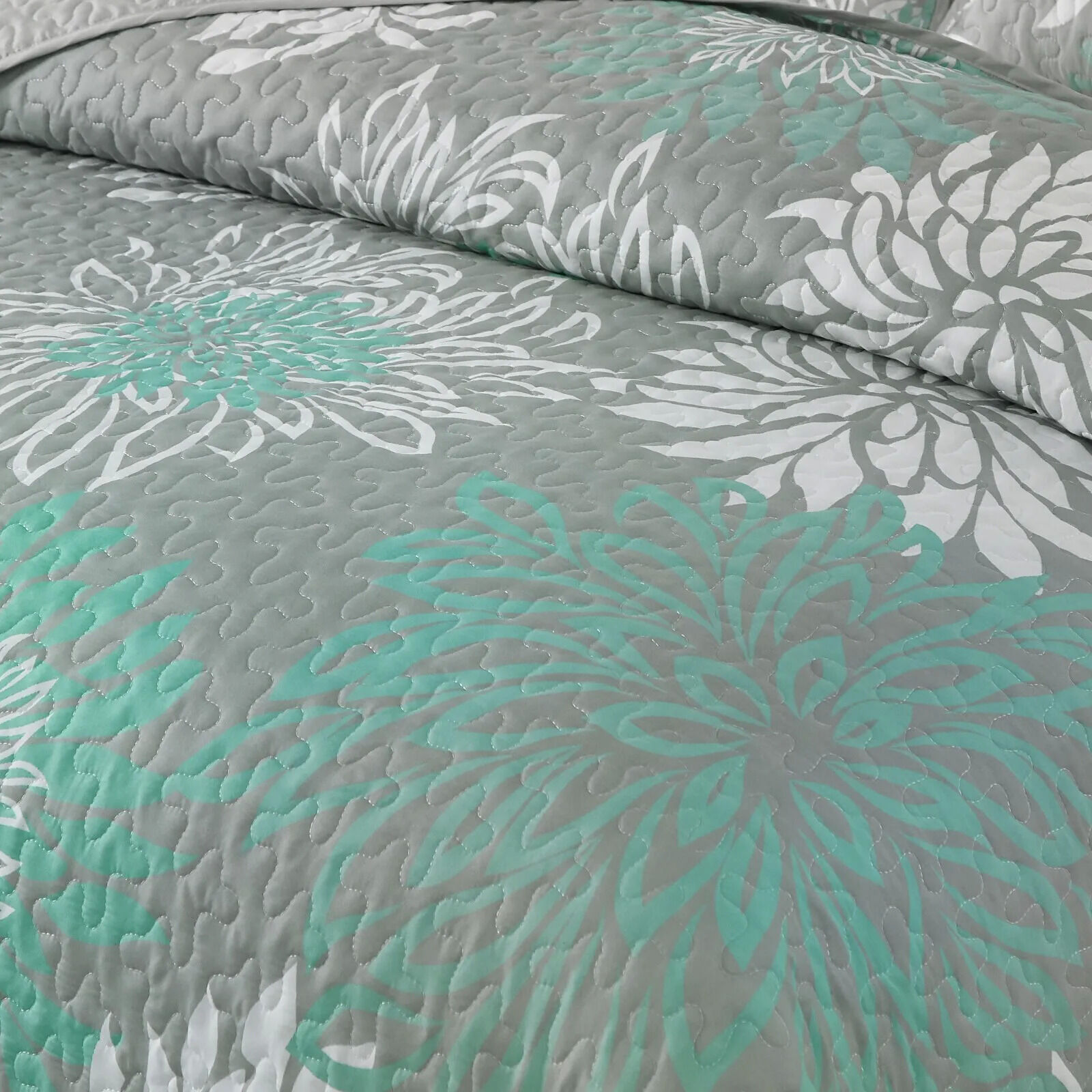 Elegant Quilted Bedspread and Pillowcases Set: Infuse Your Bedroom with Charm - Queen size Price
