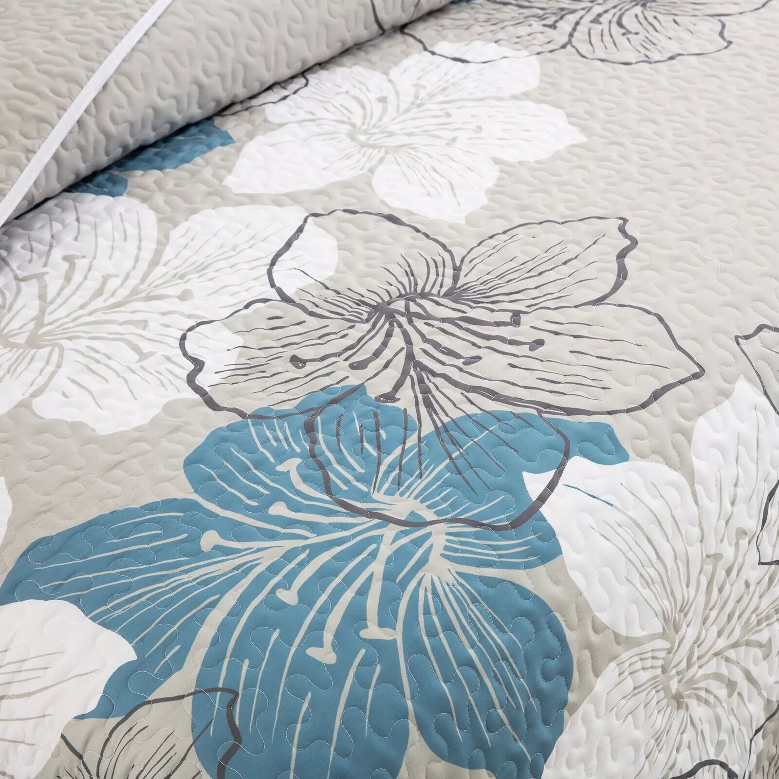 Intricate Quilted Coverlet and Pillowcases Set: Artistry in Every Stitch - Queen size Price