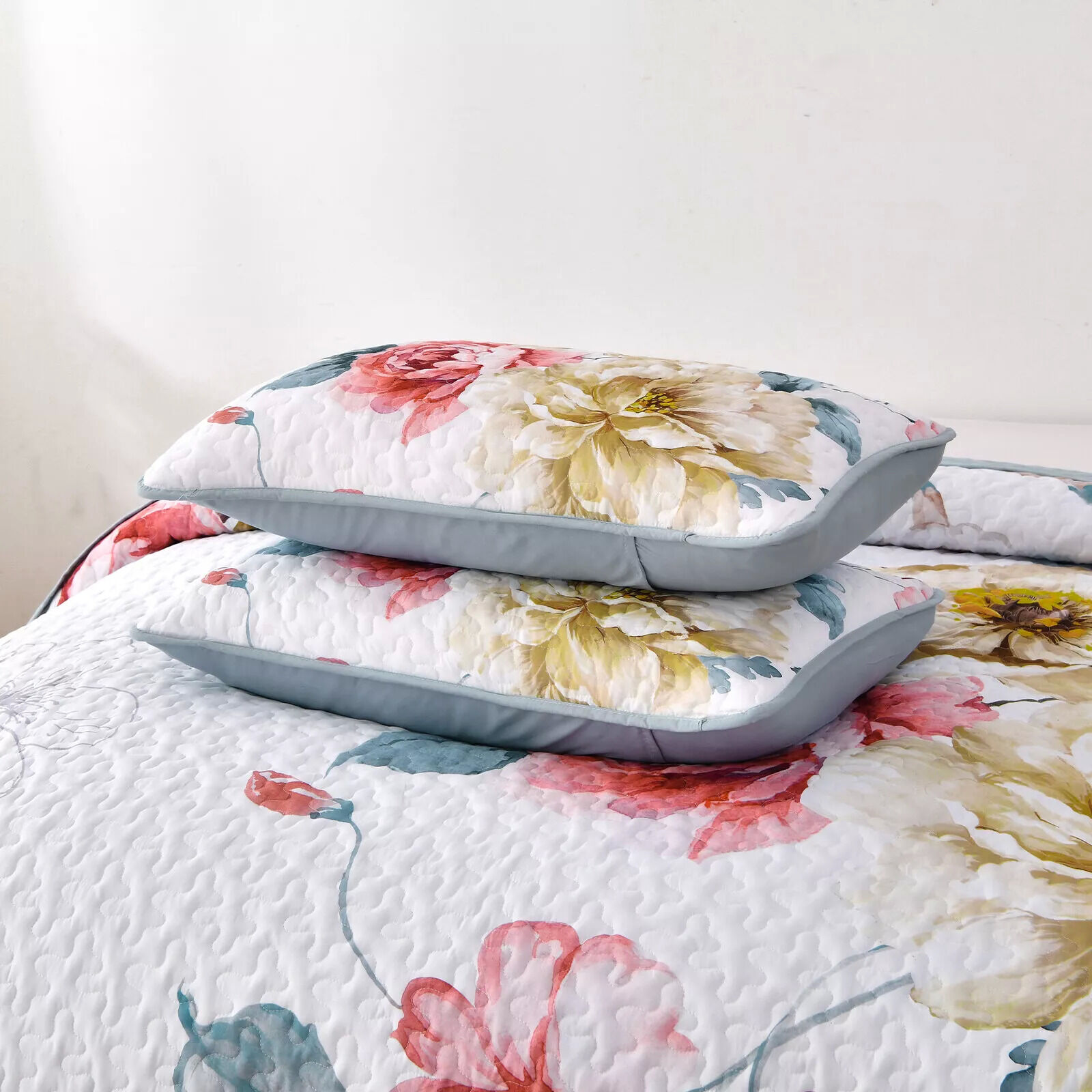 Vibrant Quilted Bedspread and Pillowcases Set: Add Color and Comfort to Your Space - Queen size Price