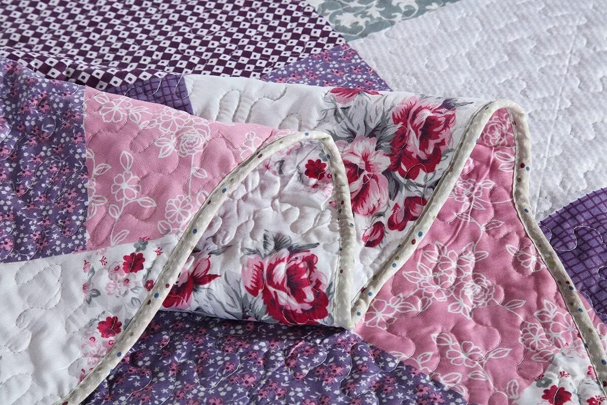 Quaint Quilted bedspread and pillowcovers set: Perfect for a Cozy Retreat - Queen size Price