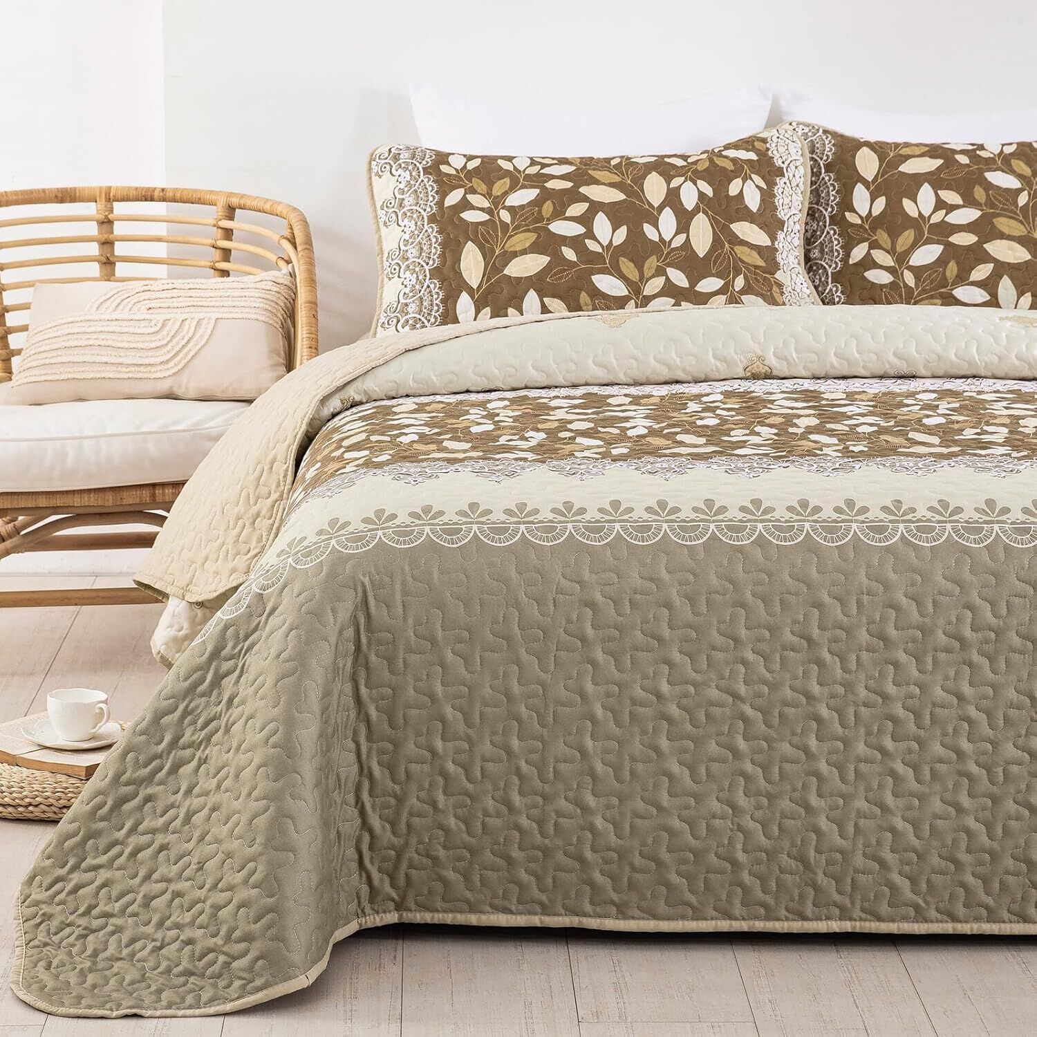 Sophisticated Quilted Bedspread and Pillowcases Set: Exquisite Design and Comfort - Queen size Price