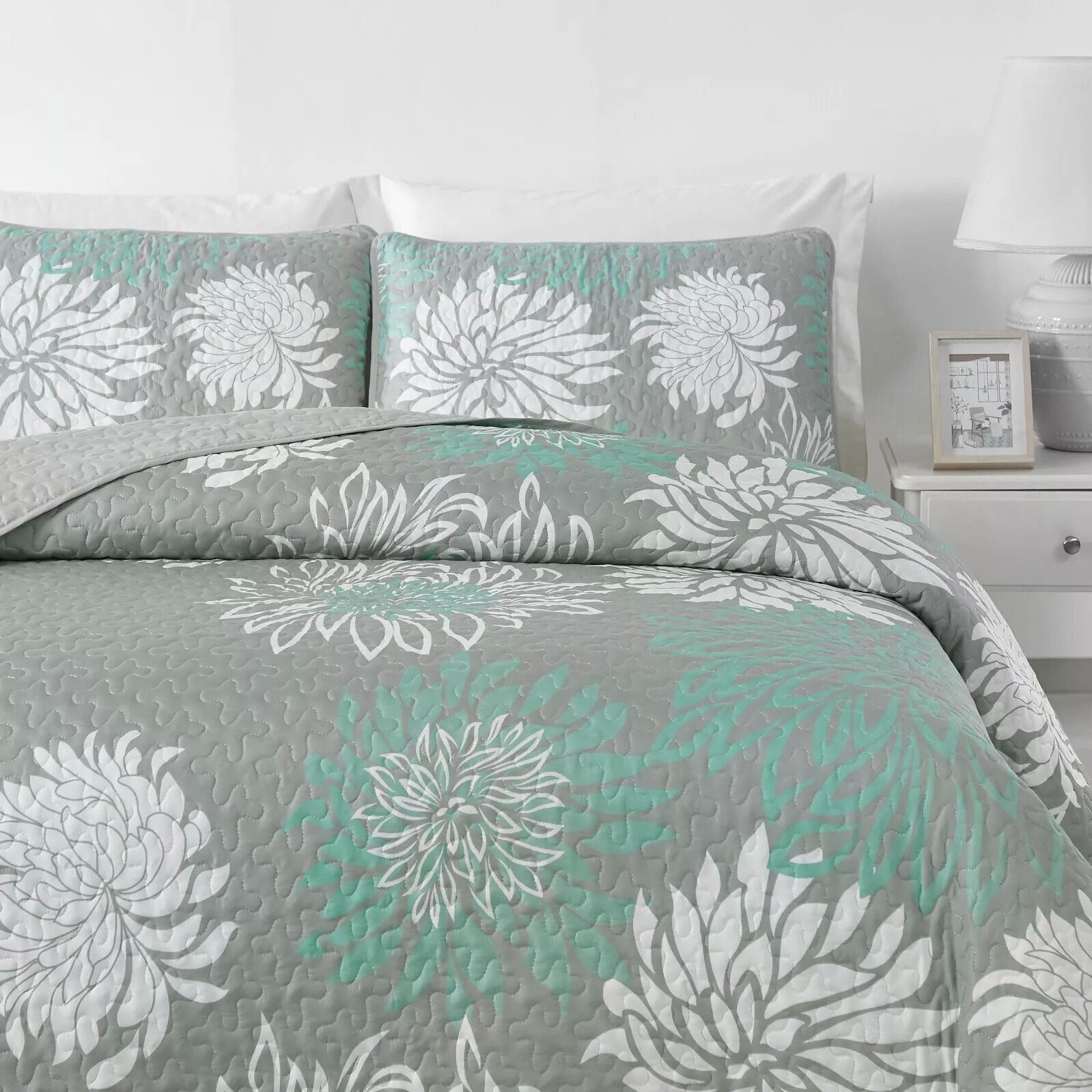 Elegant Quilted Bedspread and Pillowcases Set: Infuse Your Bedroom with Charm - Queen size Price