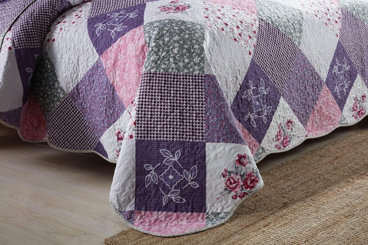 Quaint Quilted bedspread and pillowcovers set: Perfect for a Cozy Retreat - Queen size Price