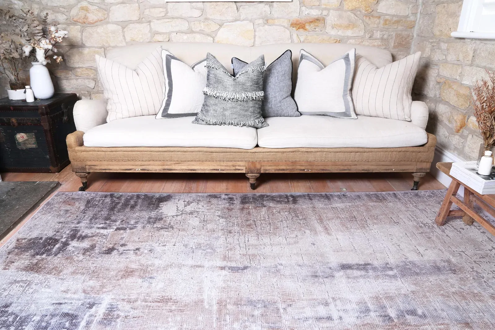 vintage-crown-leopold-ash-ivory-distressed-vintage-rug 280x380 Price