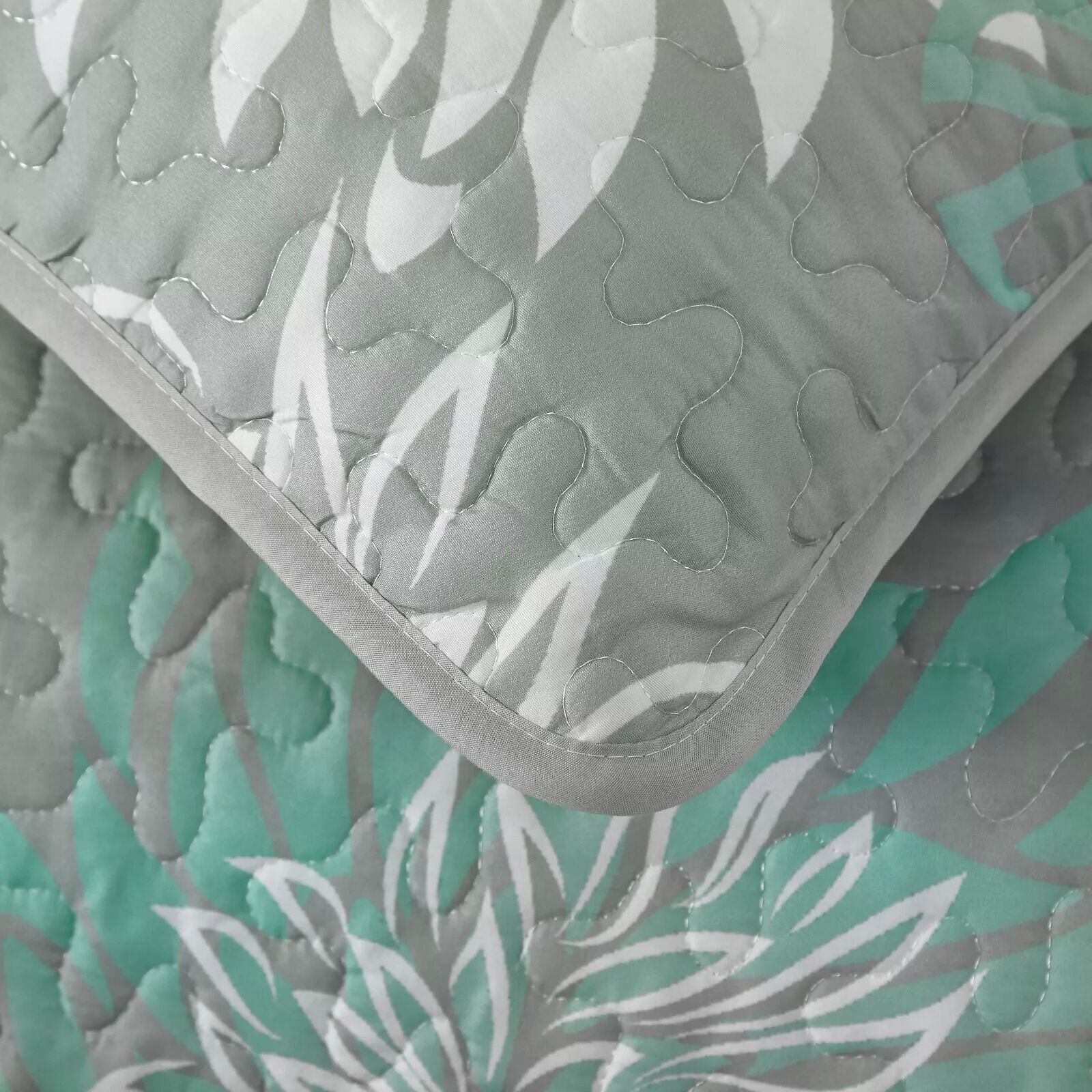 Elegant Quilted Bedspread and Pillowcases Set: Infuse Your Bedroom with Charm - Queen size Price