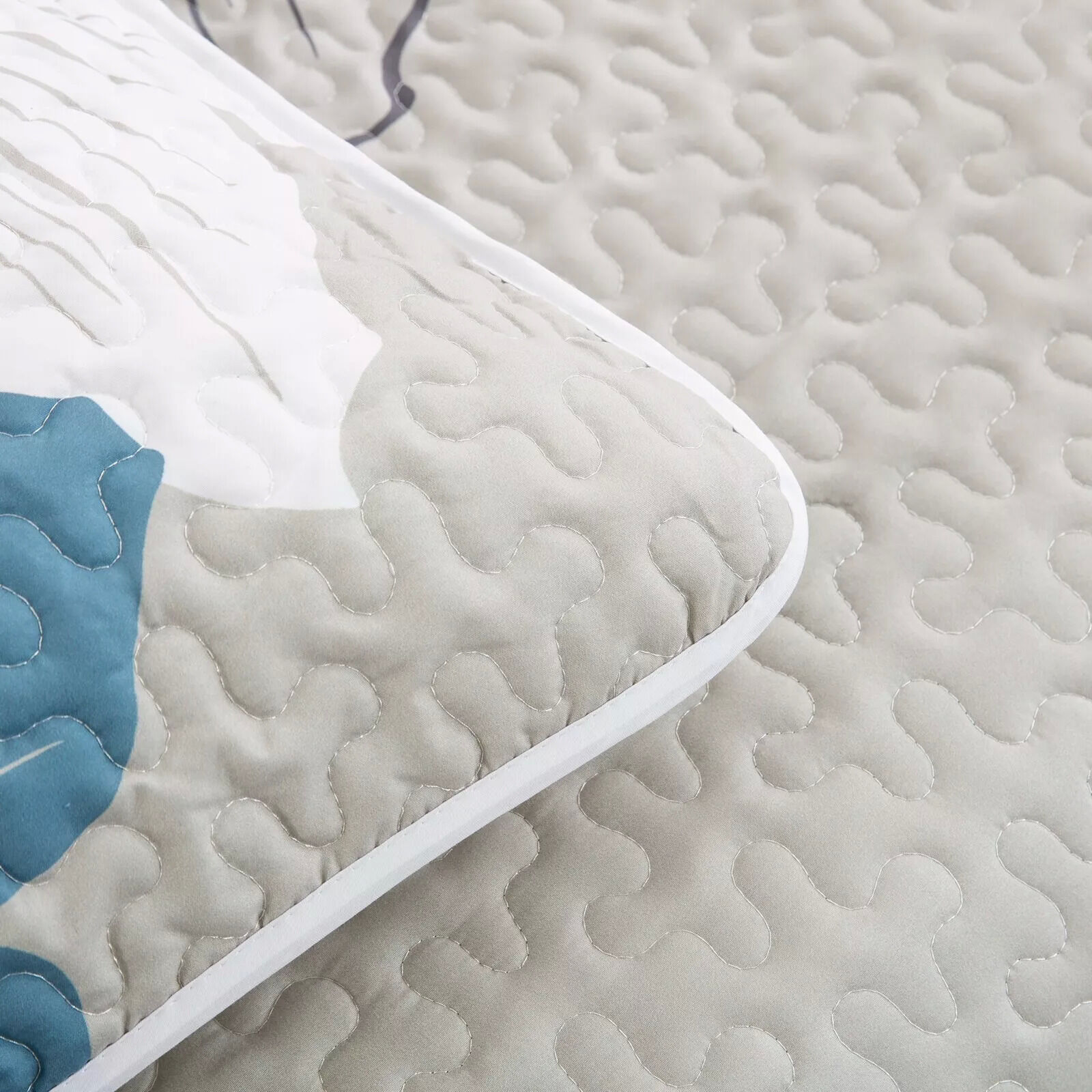 Intricate Quilted Coverlet and Pillowcases Set: Artistry in Every Stitch - Queen size Price