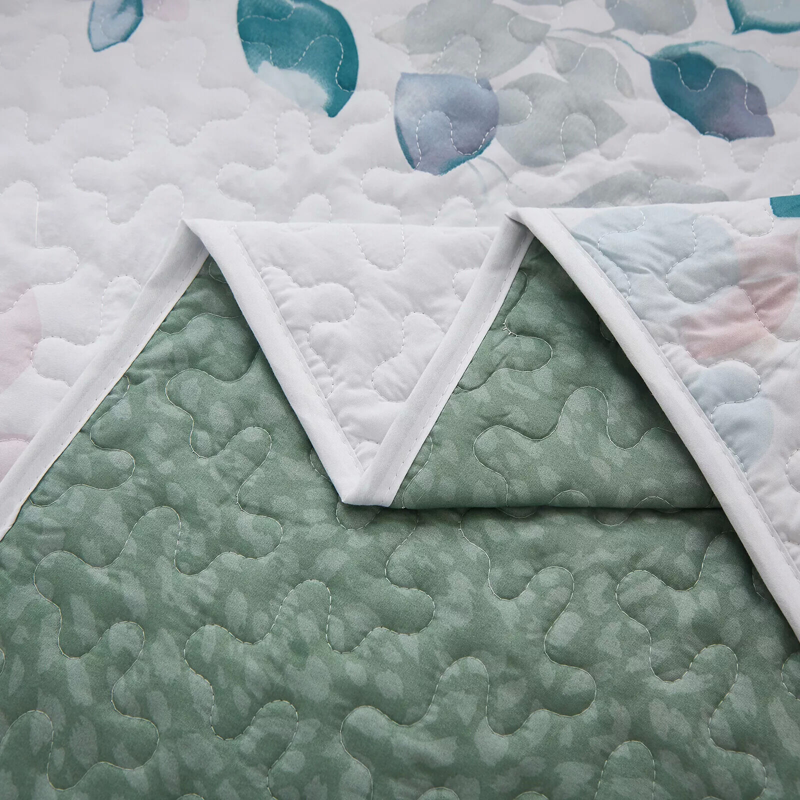 Refreshing Quilted bedspread and pillowcovers set: Cool and Inviting - Queen size Price