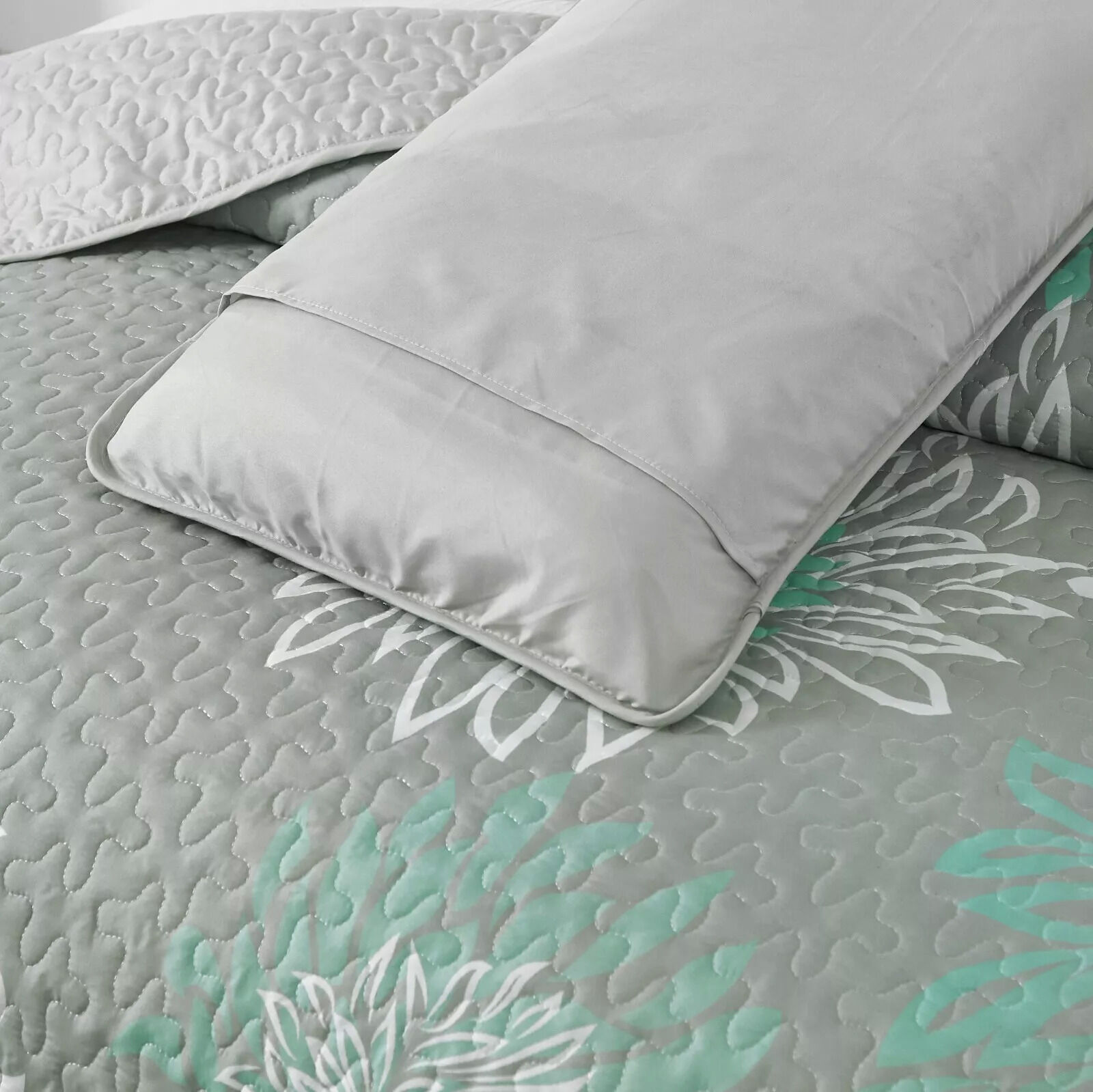 Elegant Quilted Bedspread and Pillowcases Set: Infuse Your Bedroom with Charm - Queen size Price