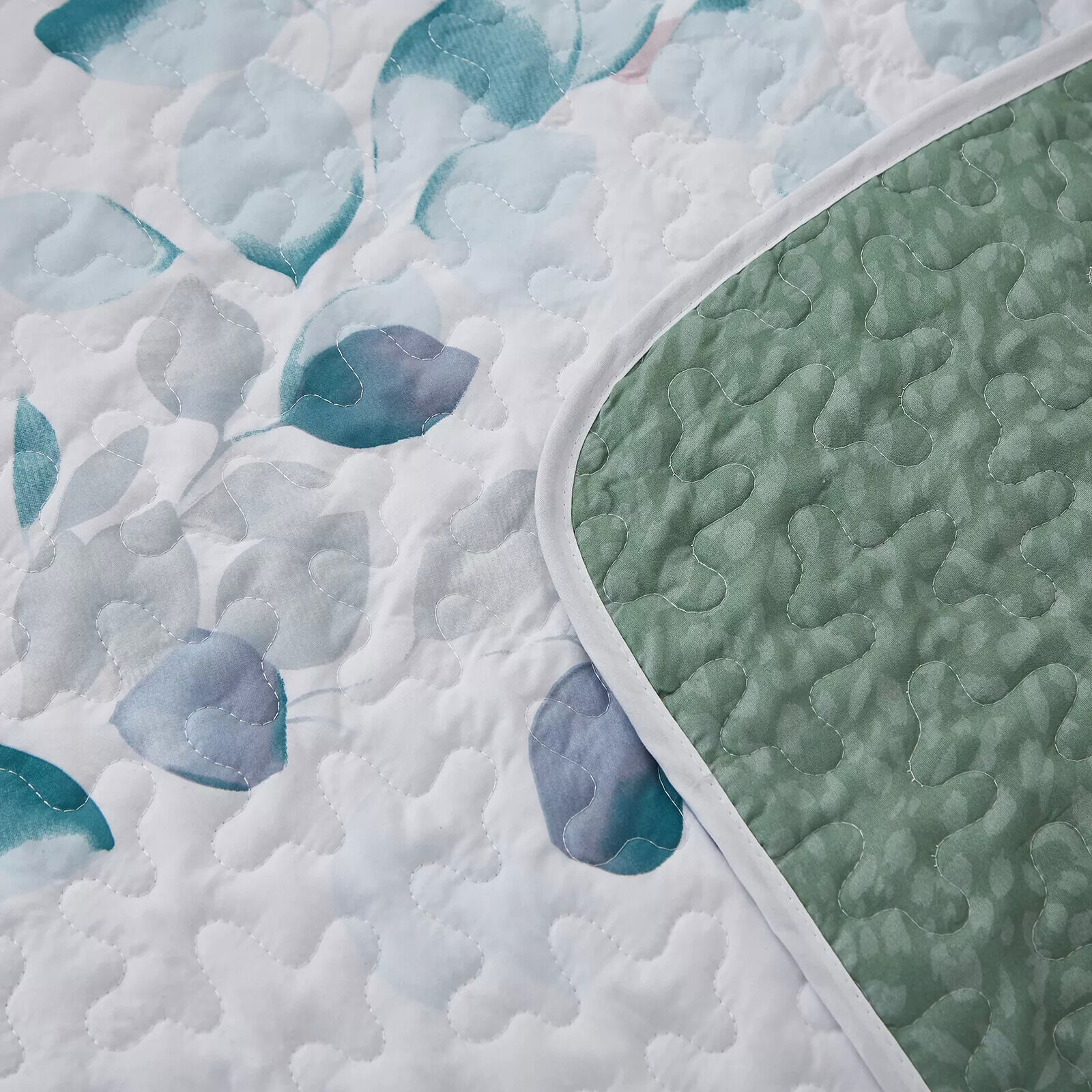 Refreshing Quilted bedspread and pillowcovers set: Cool and Inviting - Queen size Price