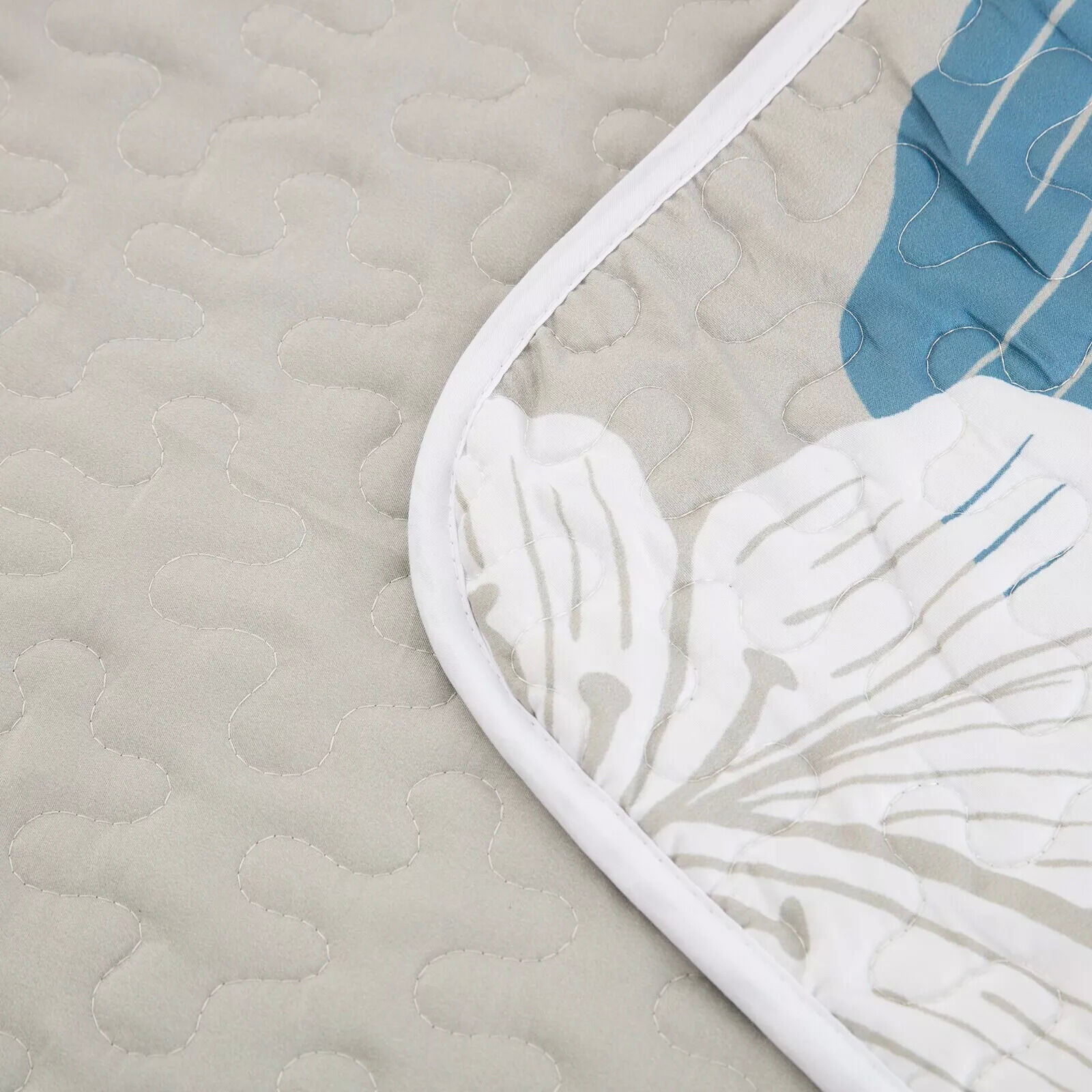 Intricate Quilted Coverlet and Pillowcases Set: Artistry in Every Stitch - Queen size Price