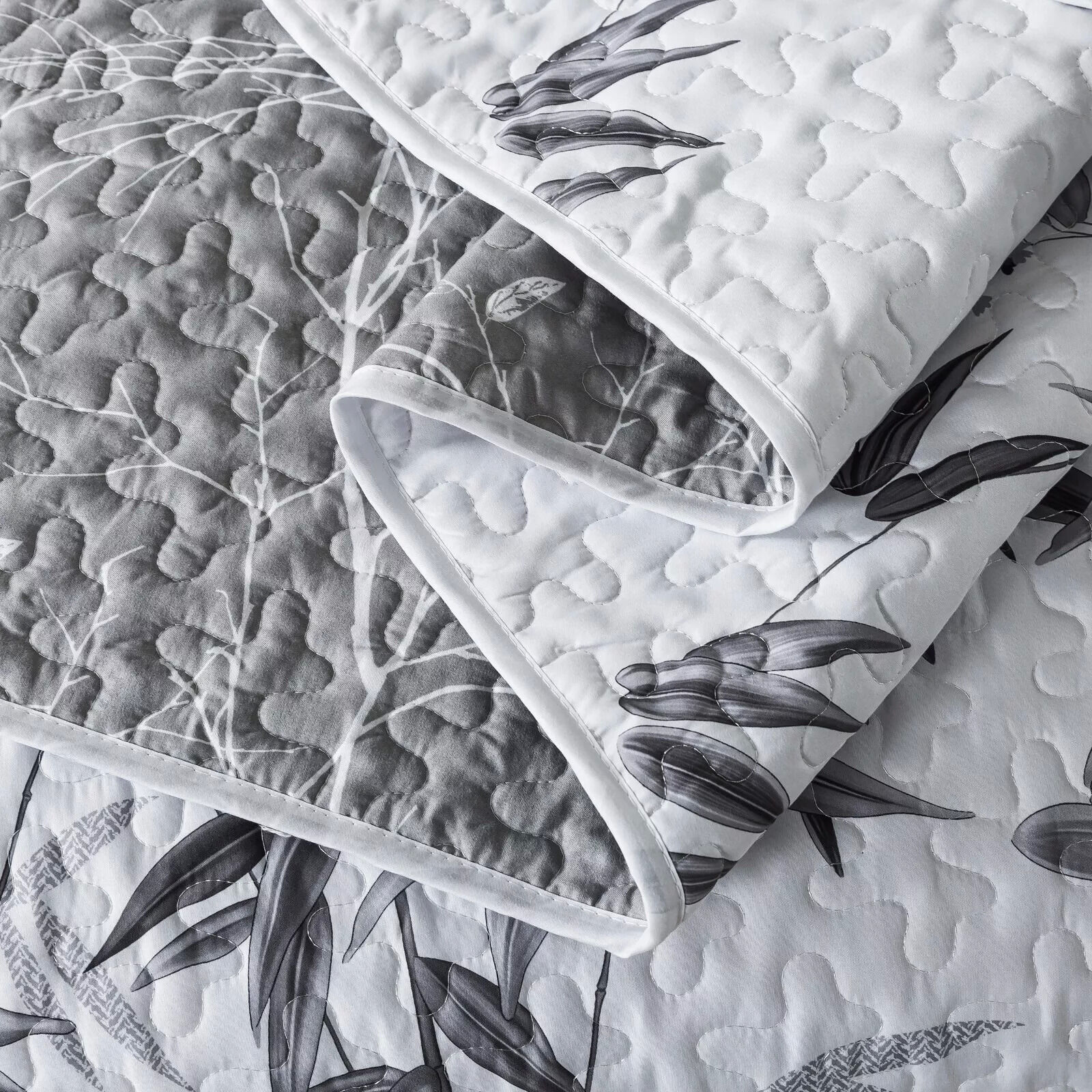 Finely Quilted Bedspread and Pillowcases Set: A Blend of Art and Comfort - Queen size Price