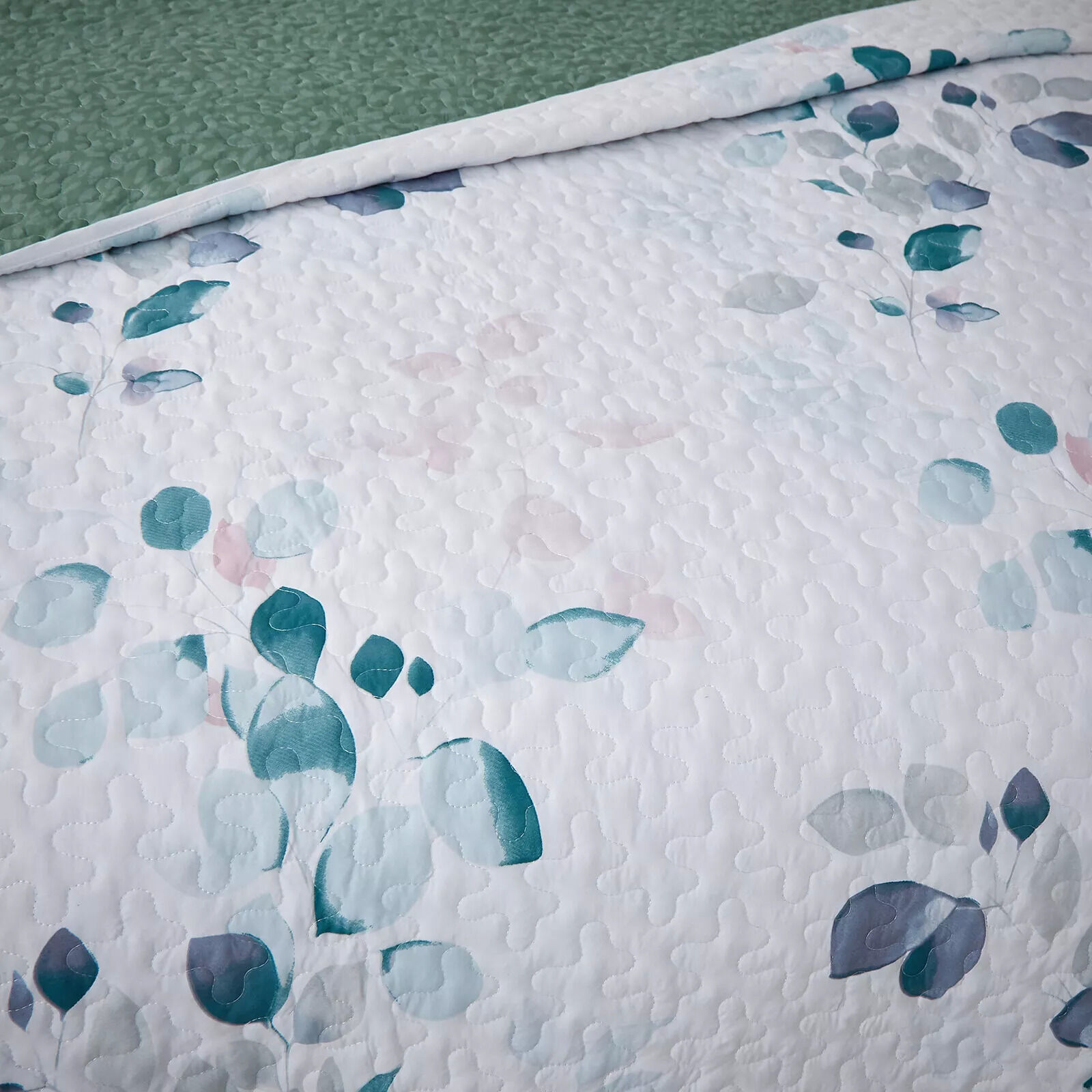 Refreshing Quilted bedspread and pillowcovers set: Cool and Inviting - Queen size Price