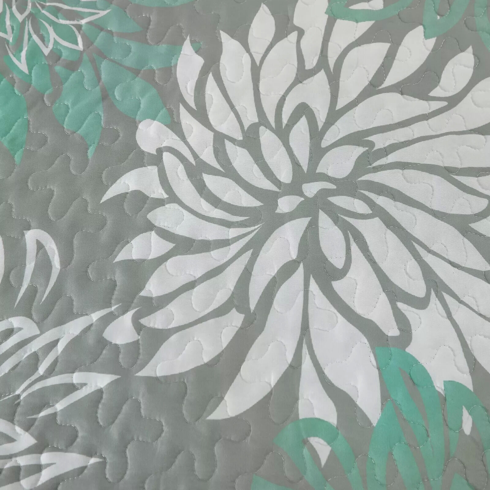 Elegant Quilted Bedspread and Pillowcases Set: Infuse Your Bedroom with Charm - Queen size Price