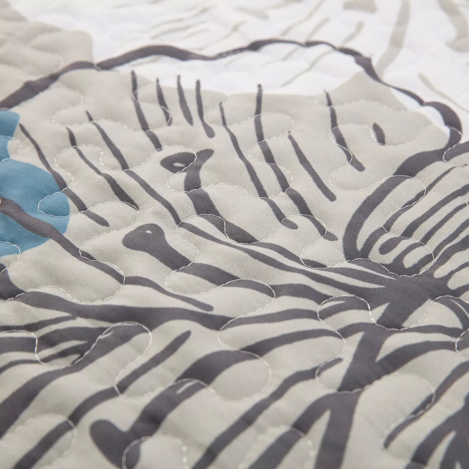 Intricate Quilted Coverlet and Pillowcases Set: Artistry in Every Stitch - Queen size Price