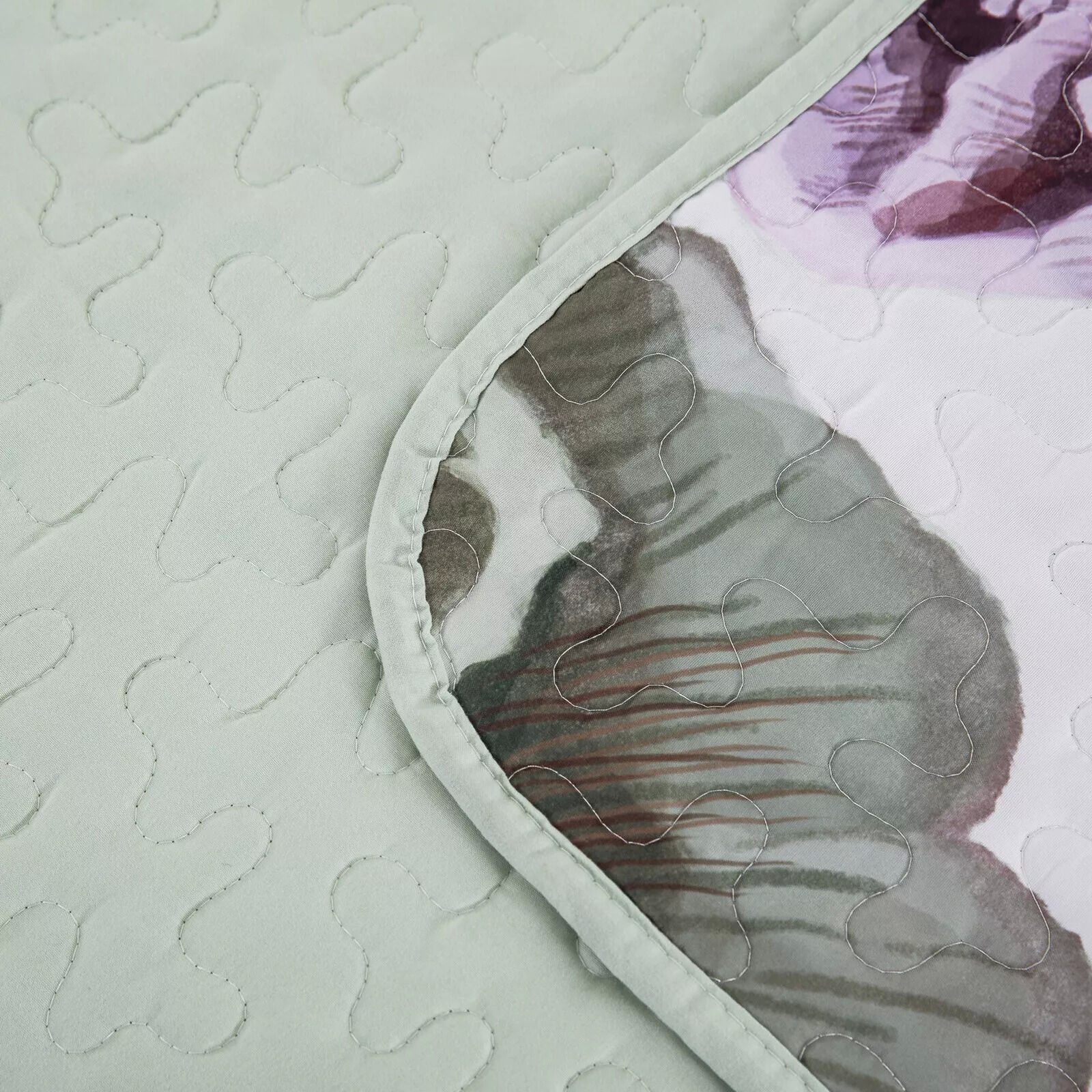Deluxe Quilted Bedspread and Pillowcases Set: Infuse Your Bedroom with Style - Queen size Price