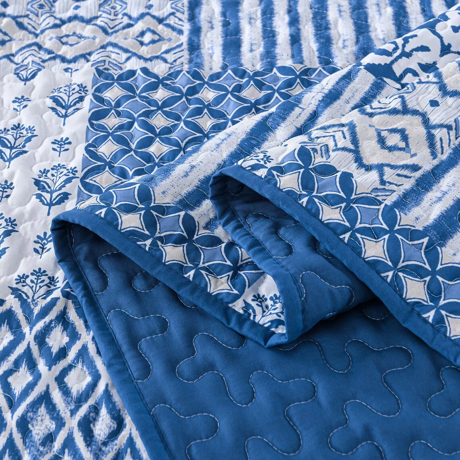 Blissful Quilted bedspread and pillowcovers set: Relax in Style - Queen size Price