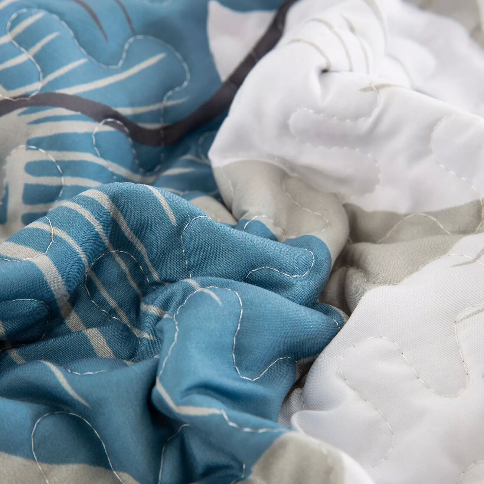 Intricate Quilted Coverlet and Pillowcases Set: Artistry in Every Stitch - Queen size Price