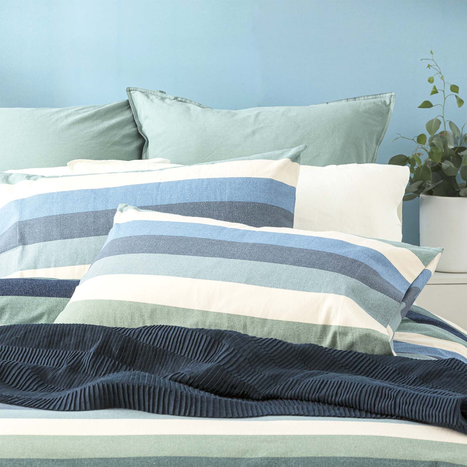 301 TC Cotton Reversible Ornate Quilt Cover Sets by Renee Taylor Queen 301 TC Cotton Reversible Ornate Quilt Cover Sets by Renee Taylor Queen