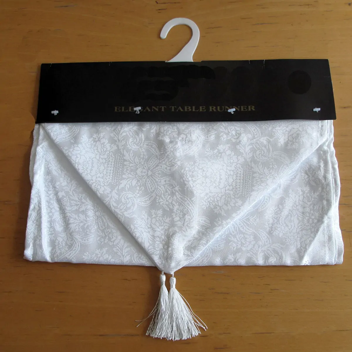 Damask White Elegant Polyester Jacquard Table Runner 38 x 90 cm Damask White Elegant Polyester Jacquard Table Runner 38 x 90 cm
