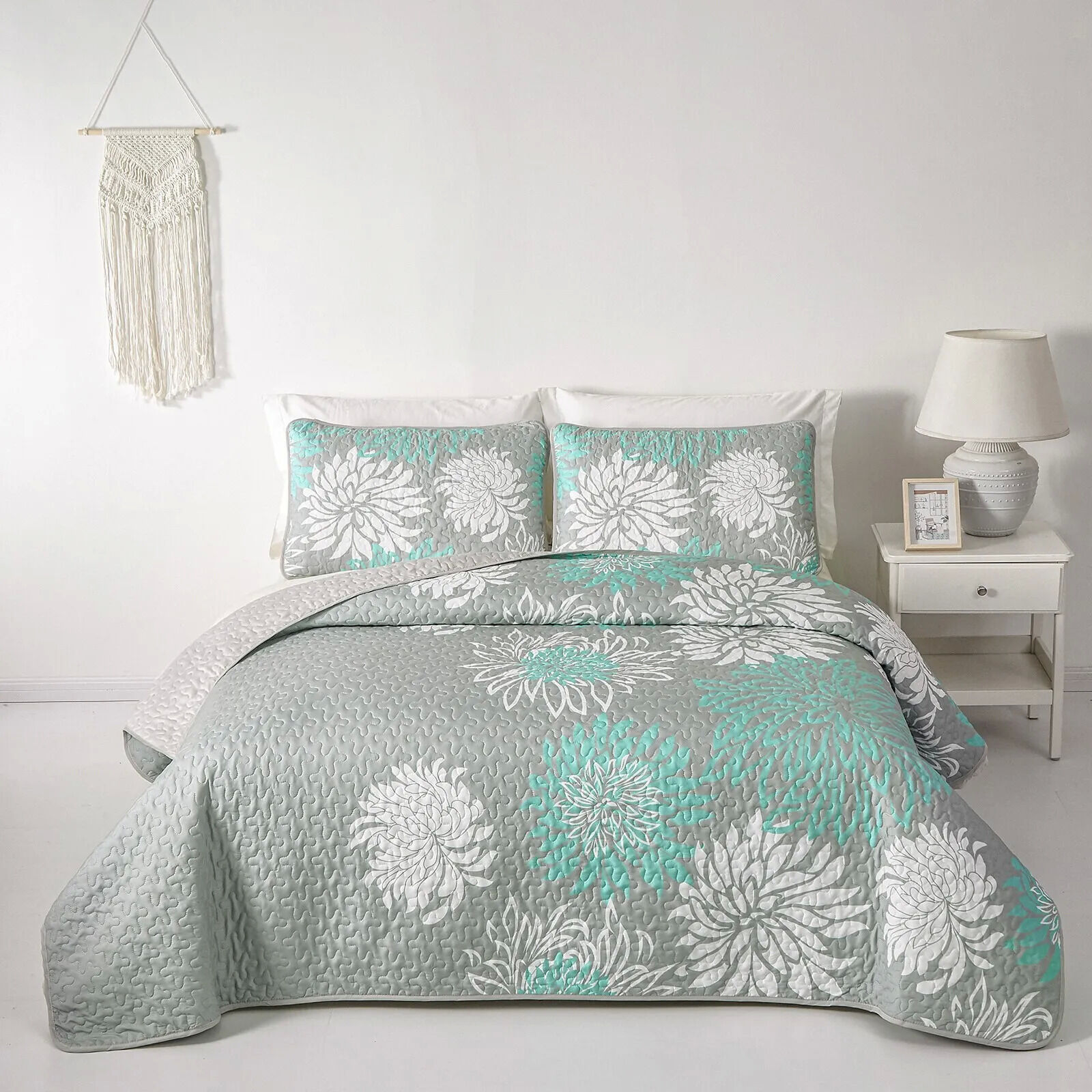 Elegant Quilted Bedspread and Pillowcases Set: Infuse Your Bedroom with Charm - Queen size Elegant Quilted Bedspread and Pillowcases Set: Infuse Your Bedroom with Charm - Queen size