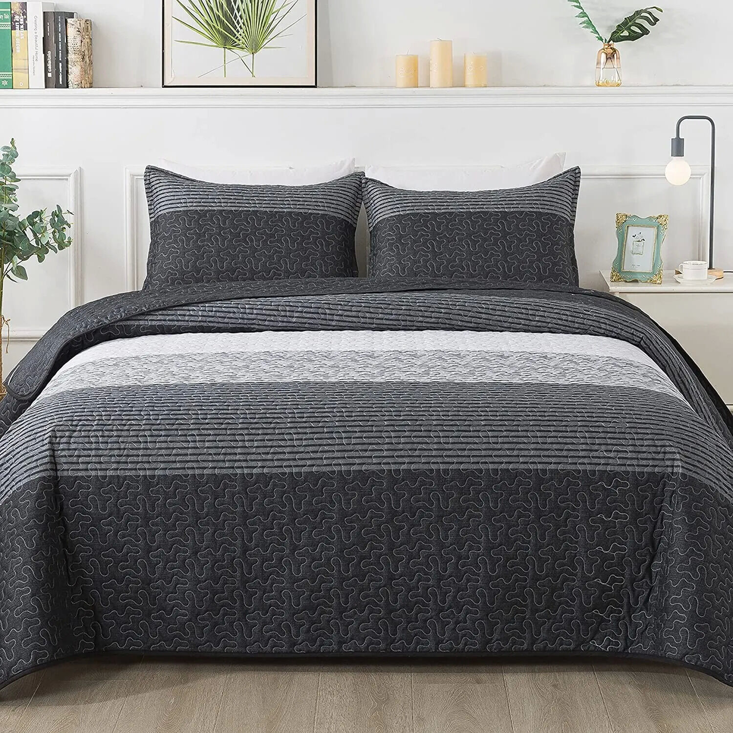 Detailed Quilted Bedspread and Pillowcases Set: A Signature of Quality and Style - Queen size Detailed Quilted Bedspread and Pillowcases Set: A Signature of Quality and Style - Queen size
