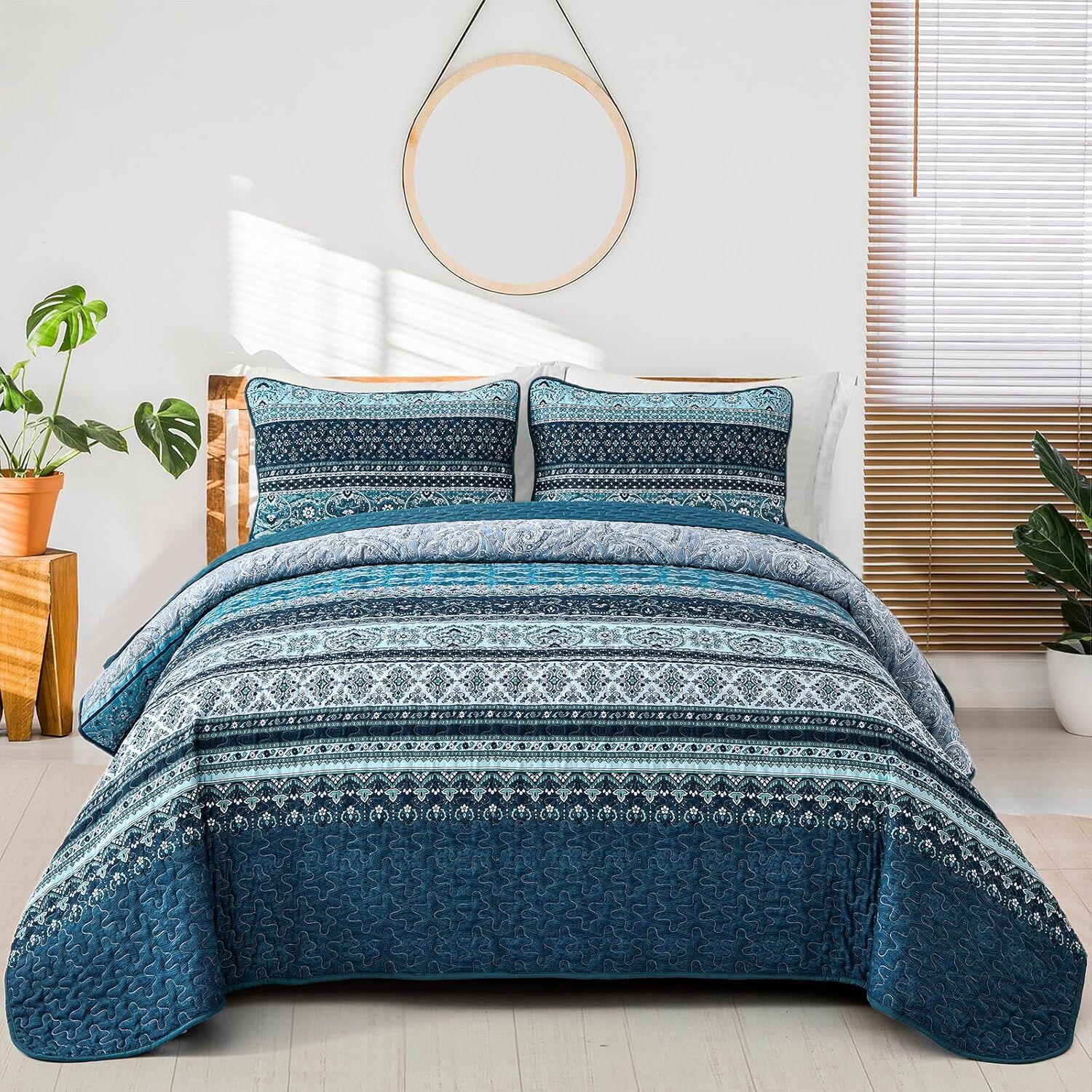 Opalescent Quilted coverlet and pillowcovers set: Shimmering Beauty - Queen size Opalescent Quilted coverlet and pillowcovers set: Shimmering Beauty - Queen size