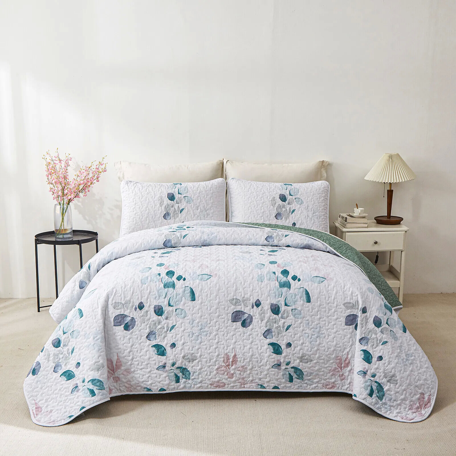 Refreshing Quilted bedspread and pillowcovers set: Cool and Inviting - Queen size Refreshing Quilted bedspread and pillowcovers set: Cool and Inviting - Queen size
